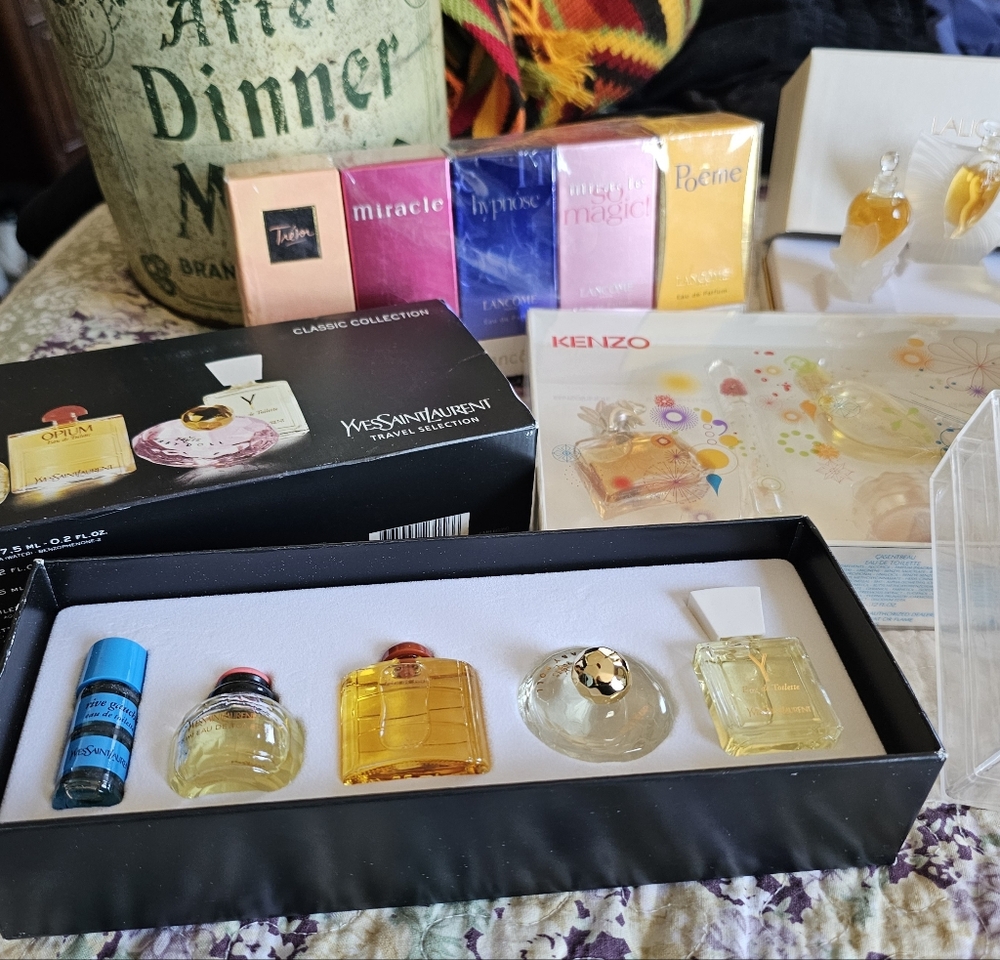 7 Sets Vintage Mini Fragrance Sets & Totebag